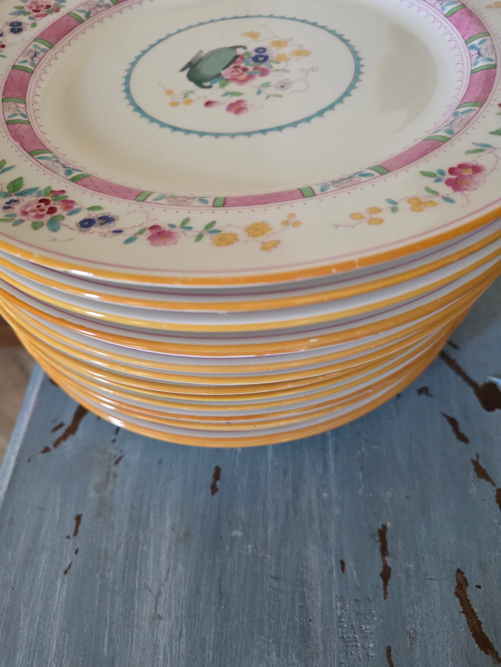 Royal Doulton Urn Pattern Dinner Plates Set of Fifteen - 5