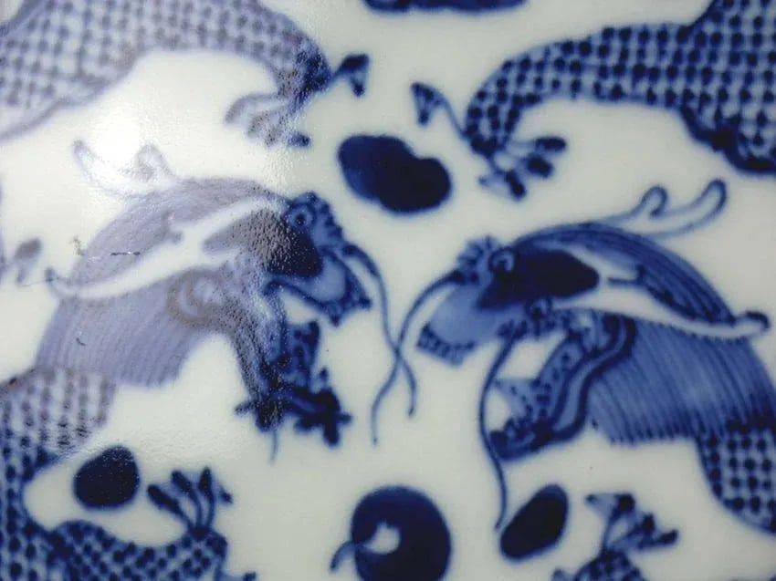 Large Chinese Blue and White Porcelain Teapot With Qianlong Mark on the Bottom - 5