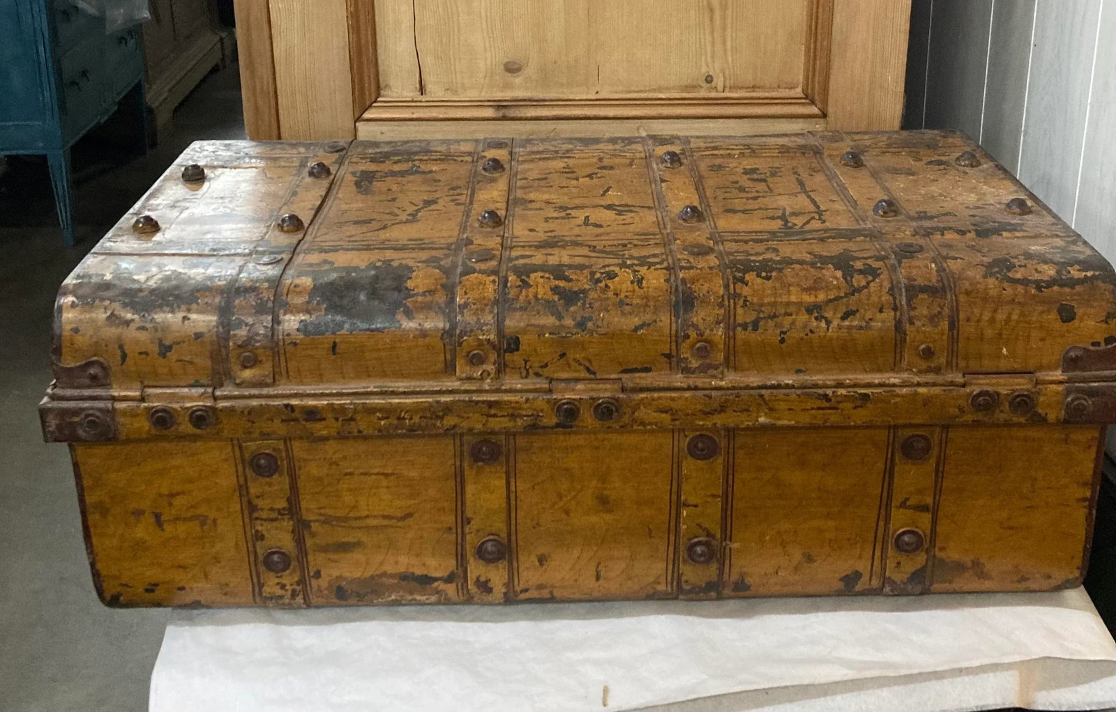 Early 20th Century Goldenrod Metal Luggage From India - 2