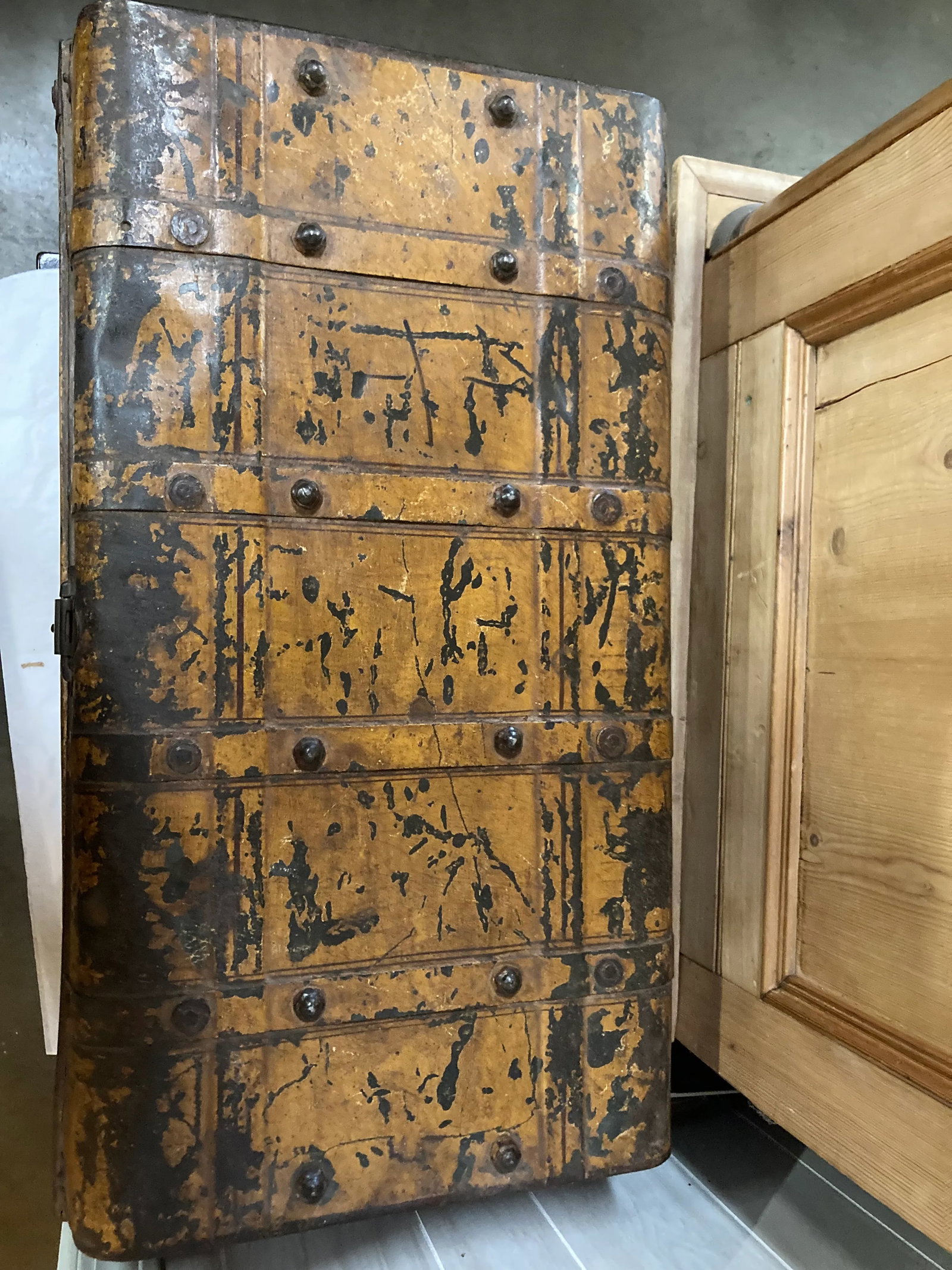 Early 20th Century Goldenrod Metal Luggage From India - 3
