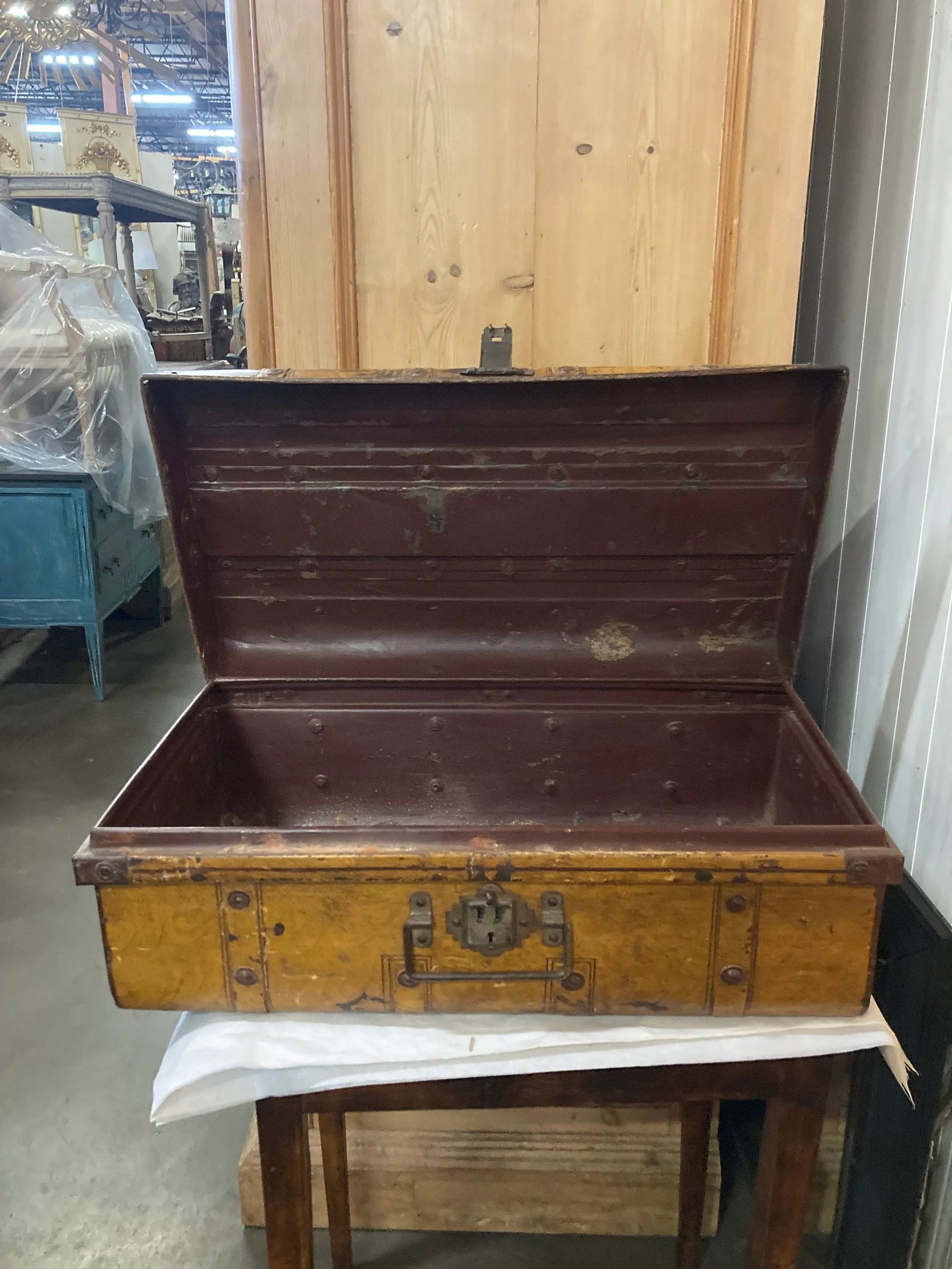 Early 20th Century Goldenrod Metal Luggage From India - 4