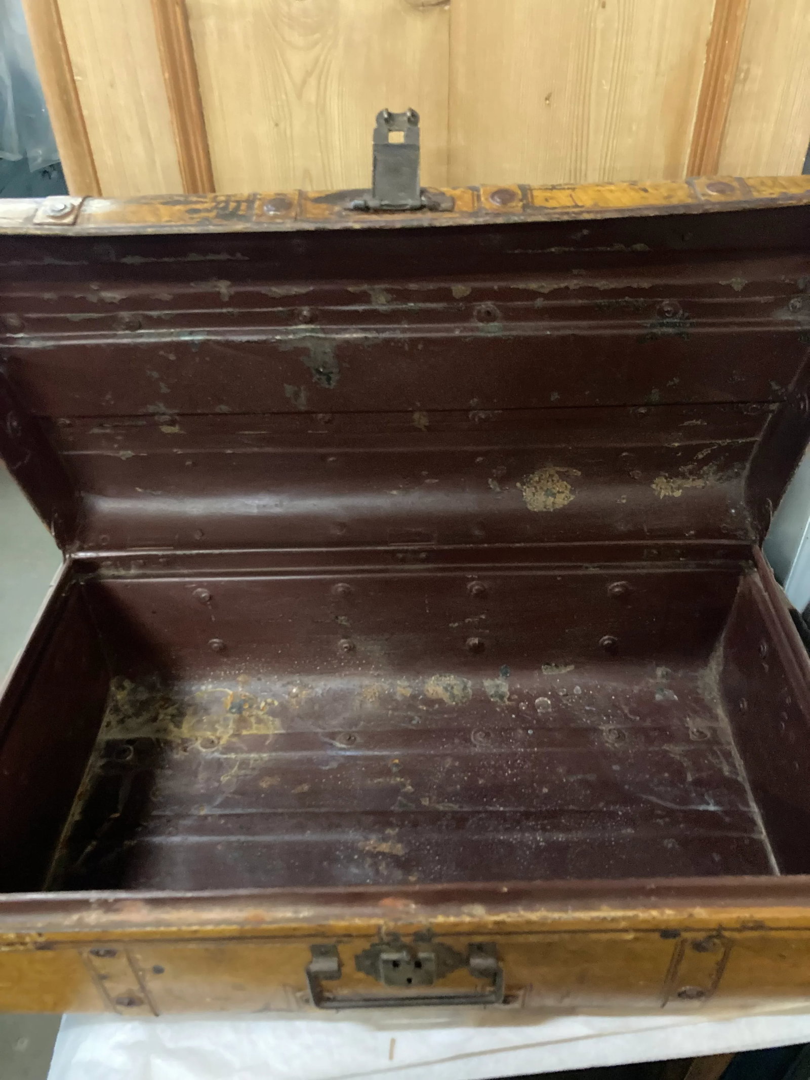 Early 20th Century Goldenrod Metal Luggage From India - 5