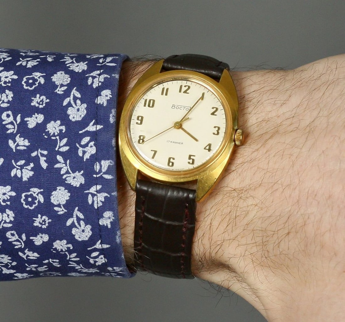 Wostok Vintage Men Wrist Watch Russian Antique Watches: Title: Wostok Vintage Men Wrist Watch Russian Antique Watches Description: Materials Band material: Leather Gold, Stainless steel Wostok vintage men wrist watch russian antique unisex white USSR watch