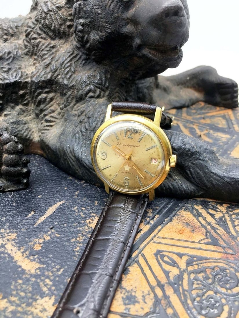 Komandirskiye vintage men wrist watch / Russian antique unisex USSR watches: Title: Komandirskiye vintage men wrist watch / Russian antique unisex USSR watches Description: Materials Band material: Leather Gold, Stainless steel Komandirskiye vintage men wrist watch. Russian an