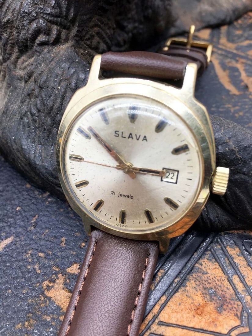 Slava Vintage Men Wrist Watch/ Vintage Russian Mechanical Watch Slava: Title: Slava Vintage Men Wrist Watch/ Vintage Russian Mechanical Watch Slava Description: Materials Band material: Leather Gold, Stainless steel Slava Vintage Men Wrist Watch. Vintage Russian Mechanic