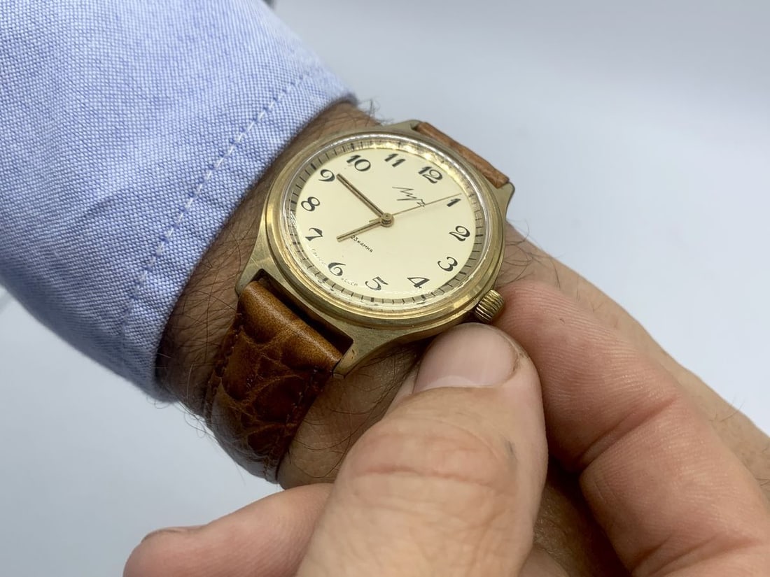 Luch vintage men wrist watch / Russian antique unisex USSR watches: Title: Luch vintage men wrist watch / Russian antique unisex USSR watches Description: Materials Band material: Leather Gold, Stainless steel Luch vintage men wrist watch. Russian antique unisex white