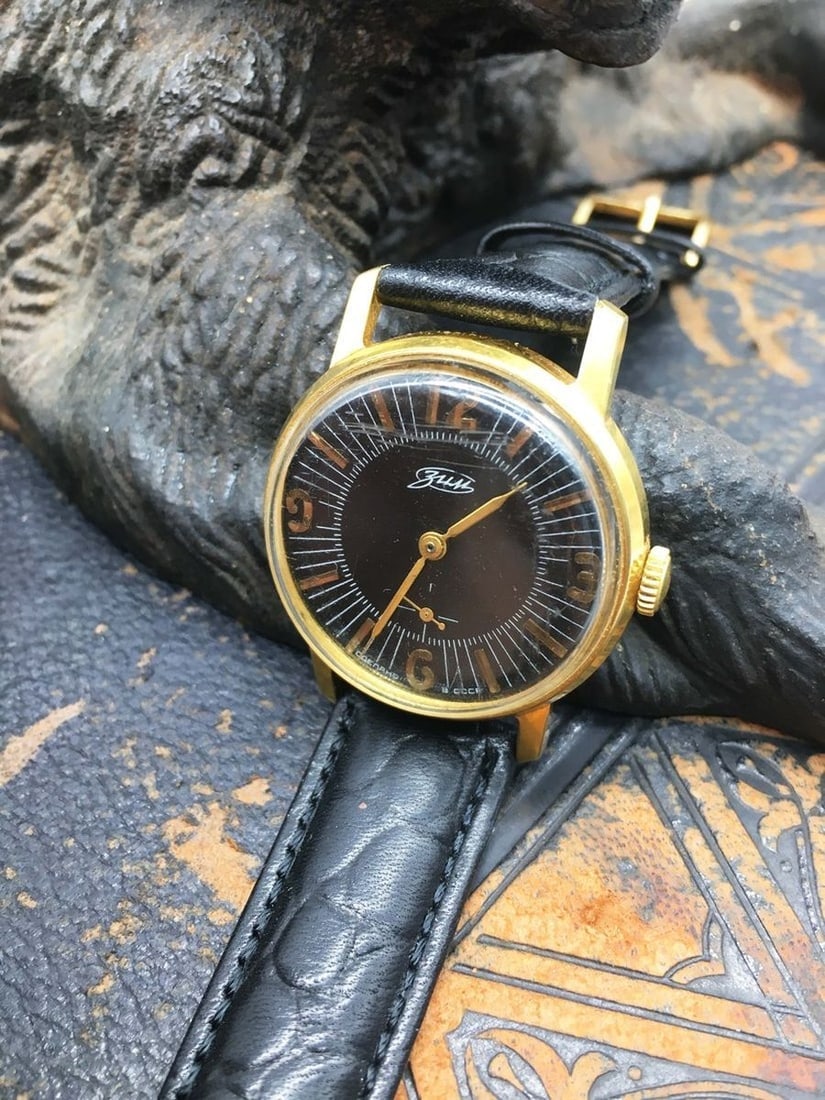 Zim Vintage Men Wrist Watch/ Vintage Russian Mechanical Watch Cardinal: Title: Zim Vintage Men Wrist Watch/ Vintage Russian Mechanical Watch Cardinal Description: Materials Band material: Leather Gold, Stainless steel Zim Vintage Men Wrist Watch. Vintage Russian Mechanica