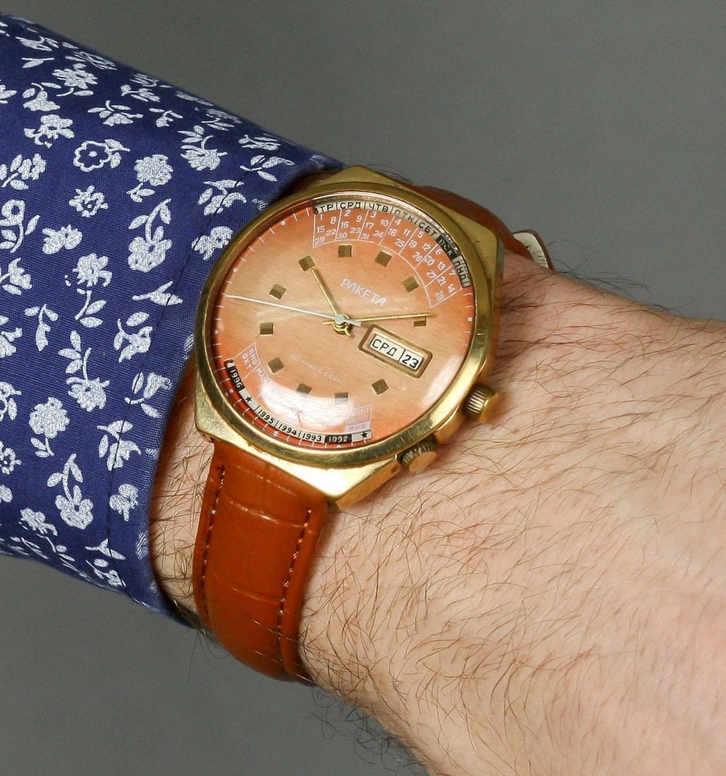 Raketa vintage men wrist watch russian antique unisex white USSR watches: Title: Raketa vintage men wrist watch russian antique unisex white USSR watches Description: Materials Band material: Leather Gold, Stainless steel Raketa vintage men wrist watch russian antique unise