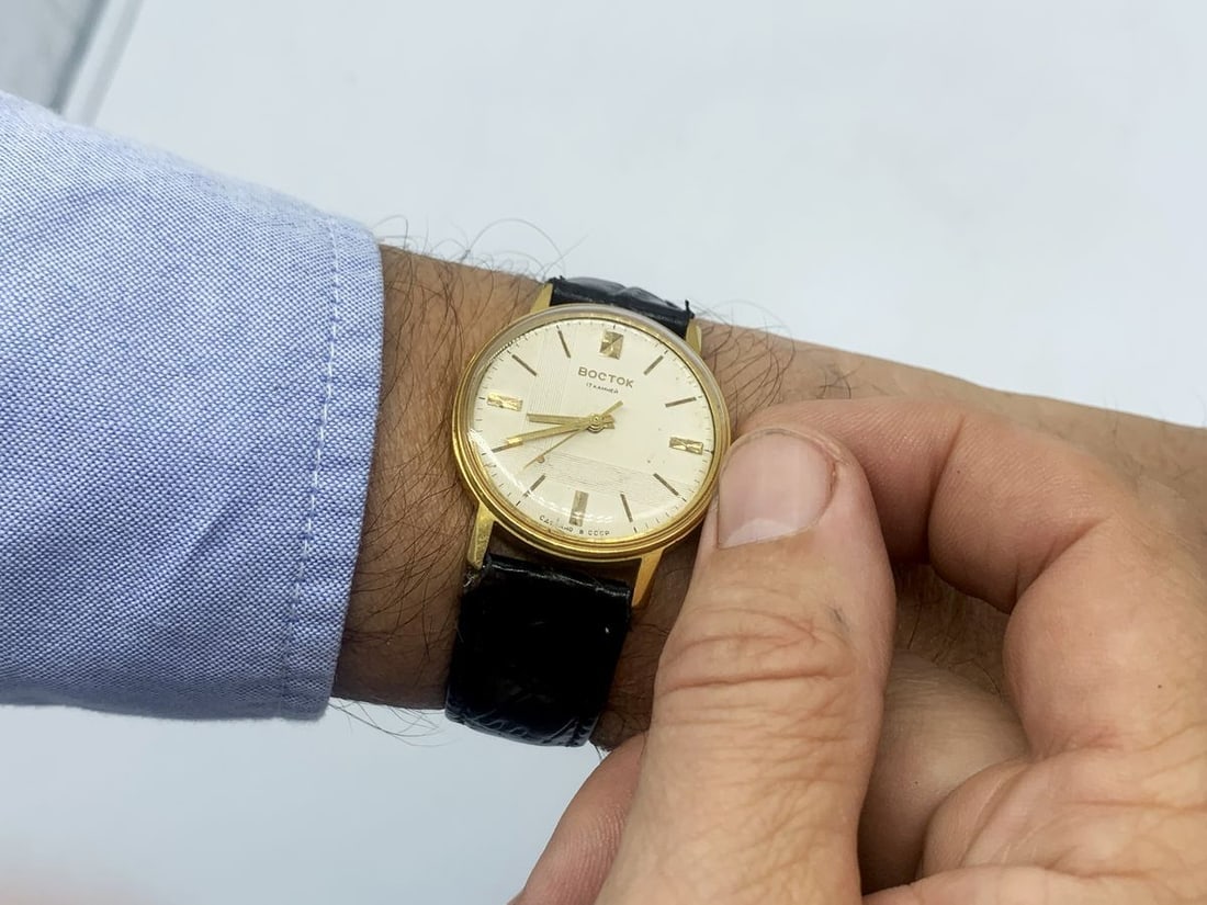 Vostok vintage men wrist watch / Russian antique unisex USSR watches: Title: Vostok vintage men wrist watch / Russian antique unisex USSR watches Description: Materials Band material: Leather Gold, Stainless steel Vostok vintage men wrist watch. Russian antique unisex w