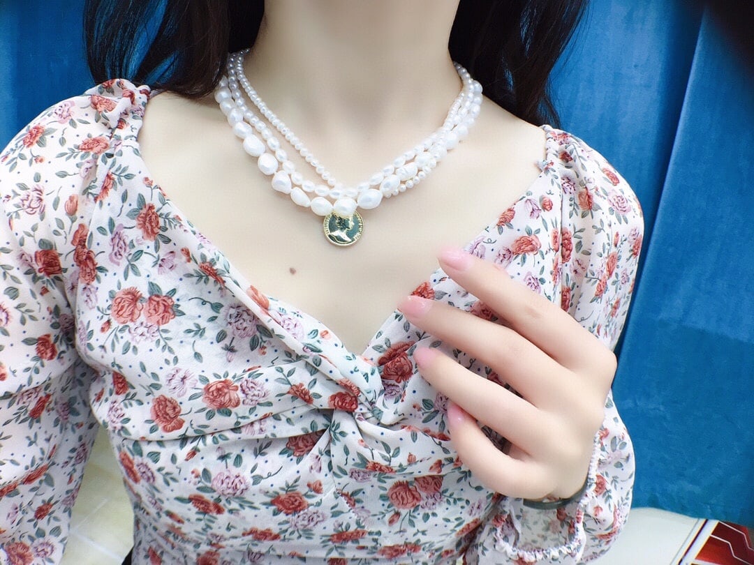 Freshwater Pearl Necklace: This necklace features natural freshwater pearls with diameters of 9-10mm, 5-6mm, and 3-4mm, showcasing a rich golden and cool white luster. The combination of large and small diameter pearls creates 