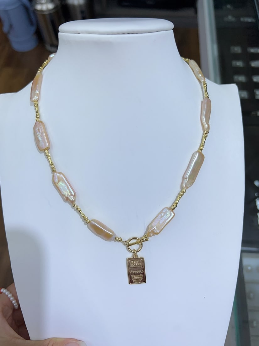 Natural Baroque Pearl Necklace: This natural Baroque pearl necklace embodies an extravagant and unique style, epitomizing fashion trends. The pearls, in their natural color, are rectangular, measuring approximately 9-10mm in width a