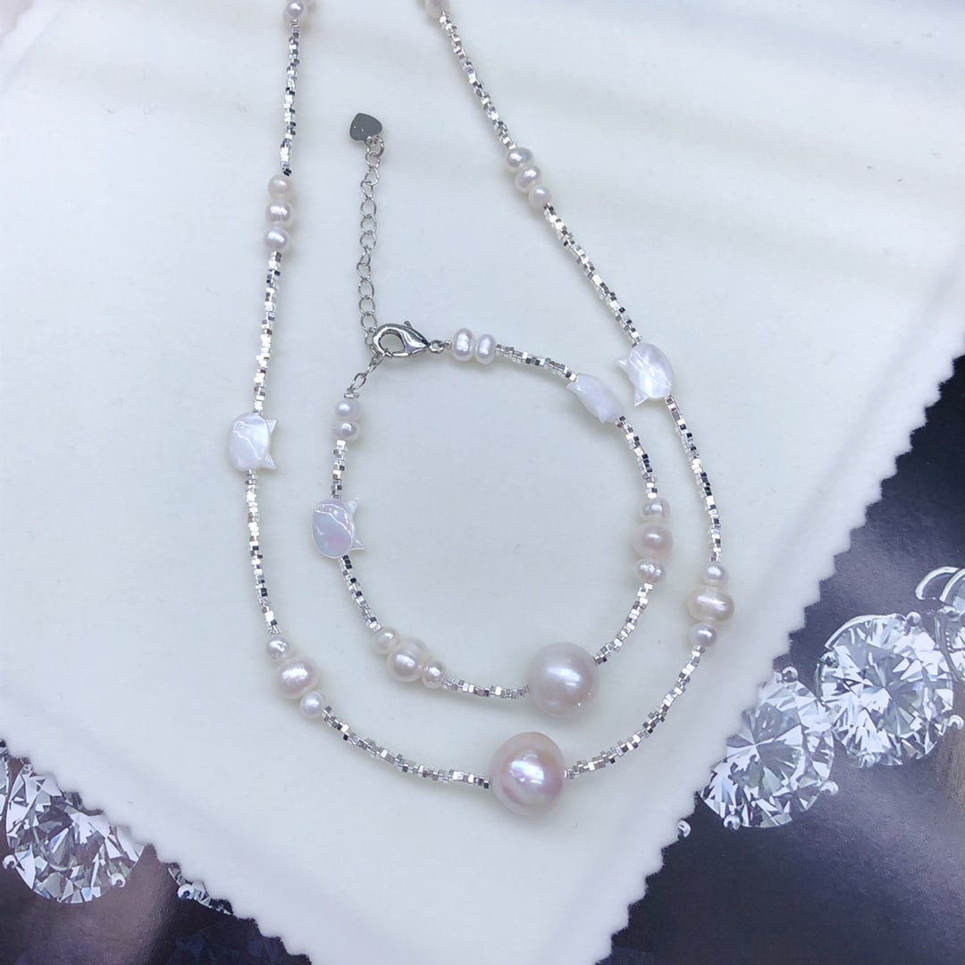 Natural Freshwater Pearl Necklace: This necklace features natural freshwater pearls with diameters of 4-5MM and 11-12MM, complemented by a seashell cat head design. The pearls exhibit a rich golden and cool white luster, meticulously s