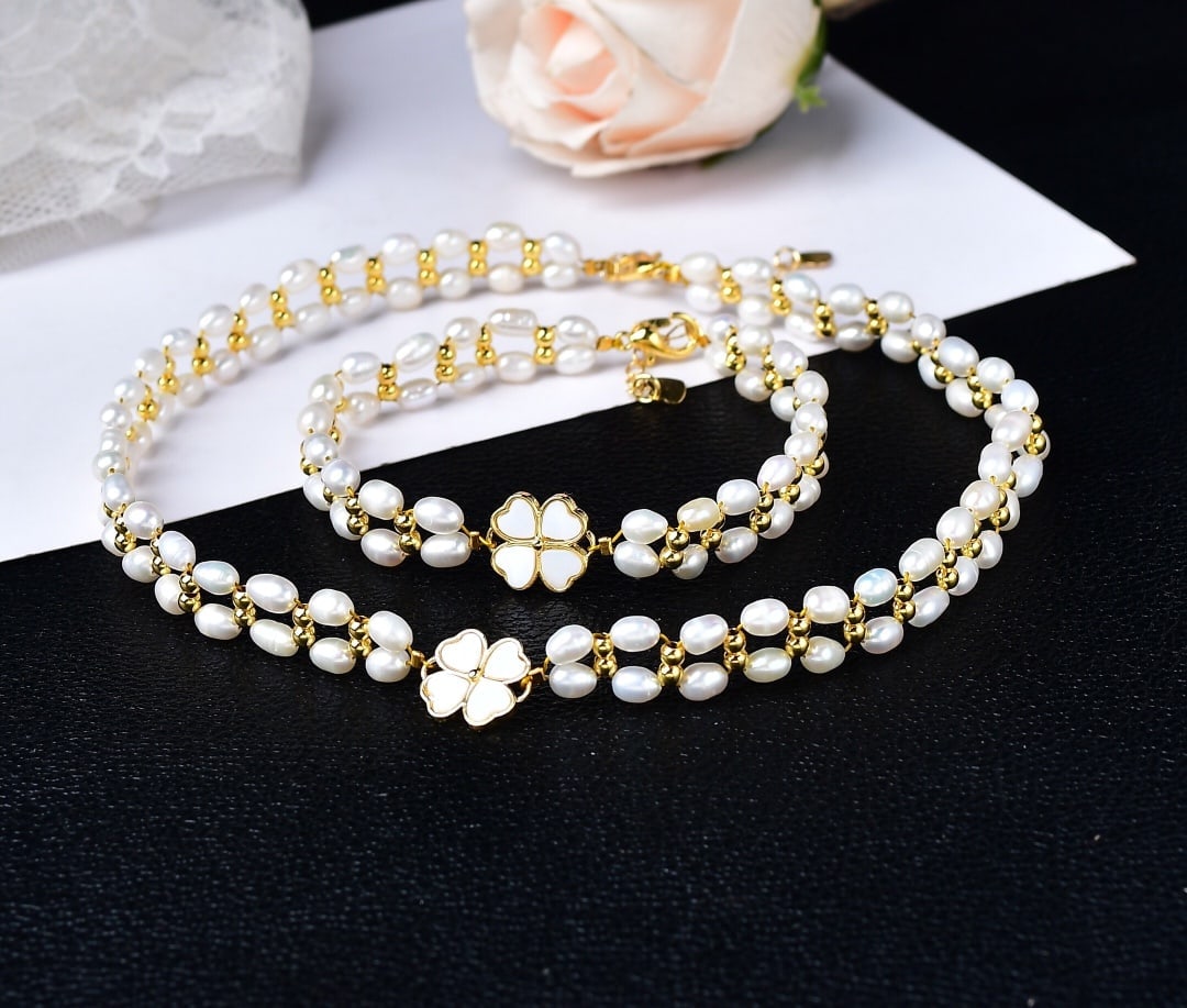 Natural Freshwater Pearl Necklace: This natural freshwater pearl necklace is renowned for its French elegance and niche design. With pearls approximately 4-5mm in diameter, it showcases a natural rich gold luster and cool white hue, pe