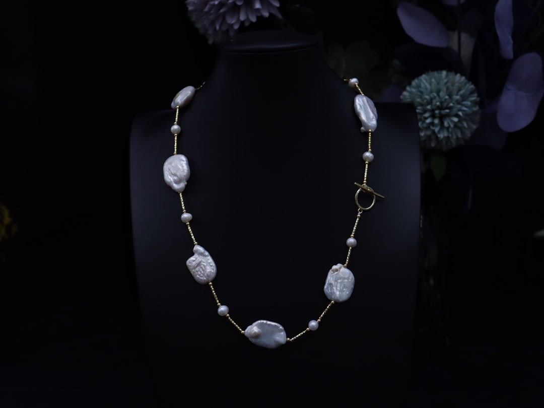 18K Gold-Plated Natural Baroque Pearl Necklace: This natural Baroque pearl necklace embodies an extravagant, unique design, epitomizing fashion trends. Featuring large natural Baroque pearls with a diameter of approximately 14-15mm, it showcases ri