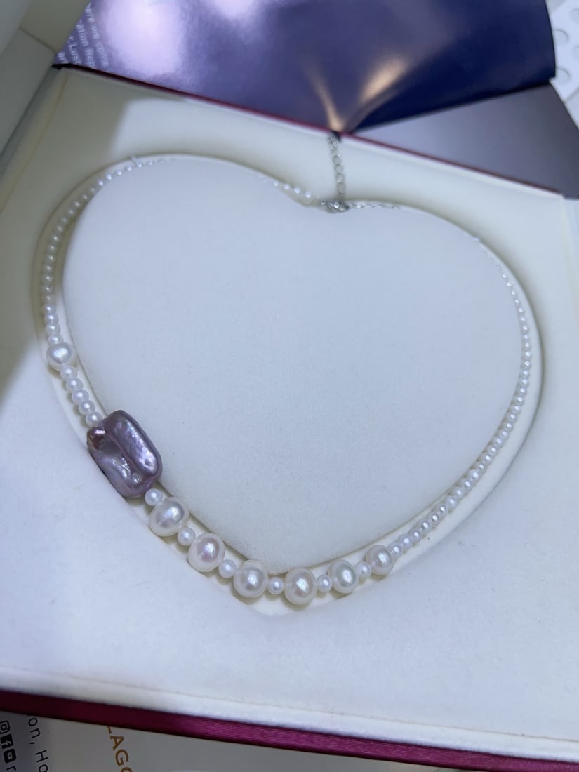 Baroque Pearl Necklace: This necklace combines 3-4mm cool white small pearls with 7-9mm large diameter purple baroque pearls, showcasing the unique luster and texture of natural pearls. Inspired by court style, it presents a