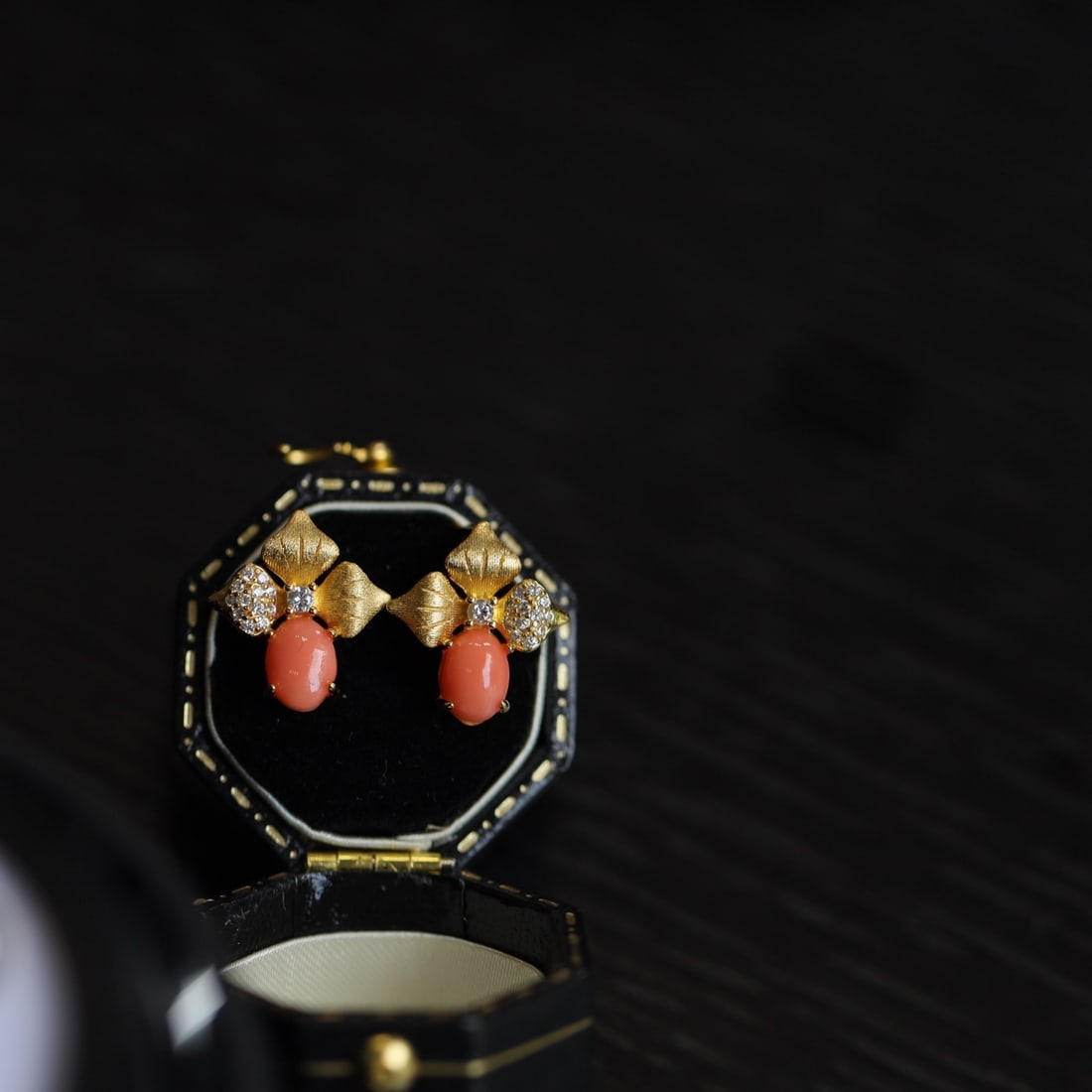 S925 Silver Natural Red Coral Earrings: These earrings feature natural red coral set in S925 silver, showcasing the coral's natural pink hue. The blend of rich gold and cool white tones reveals a flawless texture. Large diameter, perfectly 
