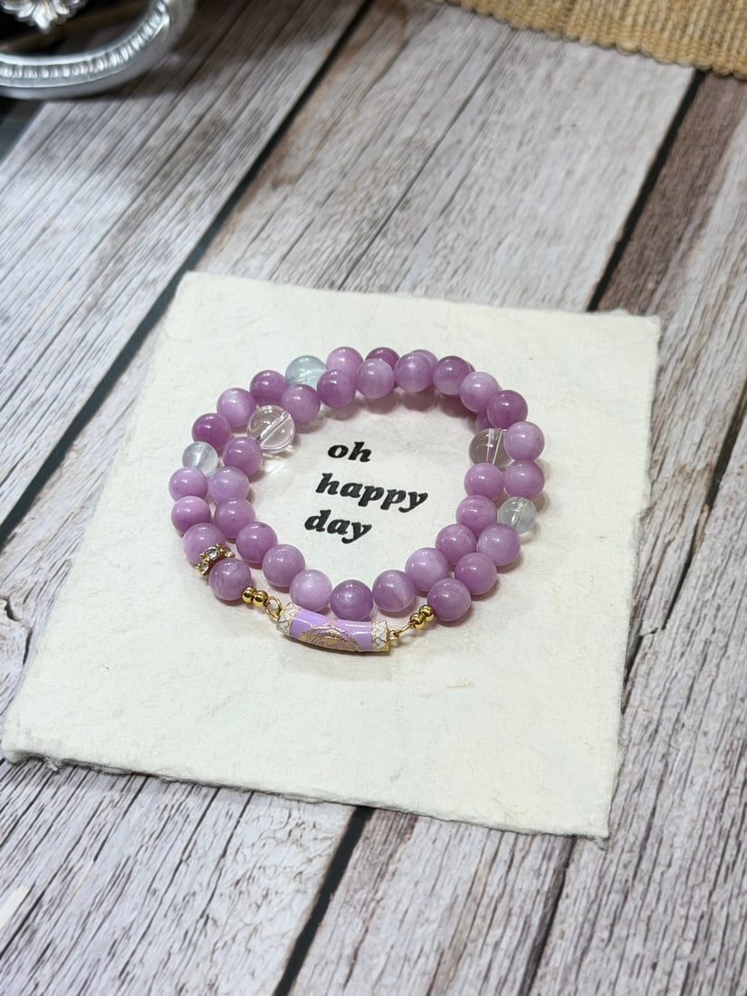Kunzite Bracelet: This Kunzite bracelet features natural kunzite as the main stone, complemented by cool white quartz and light purple amethyst, exuding a gentle and healing energy. Each bead is meticulously polished
