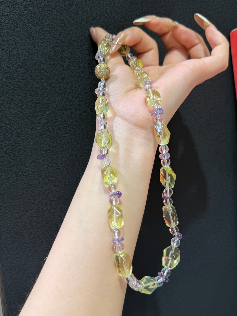 18K Gold Natural Lemon Quartz Amethyst Necklace: This natural crystal necklace features lemon quartz as the main element, complemented by amethyst and white crystal. The overall design is clear and lively, exuding a gentle summer vibe. The main ston
