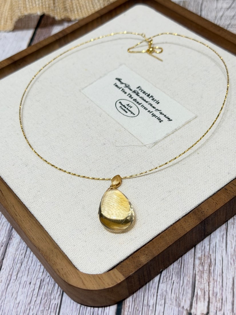 18K Gold Natural Citrine Pendant: This citrine teardrop pendant showcases a clear and golden brilliance, exuding a luxurious and gentle aura with its fine gold chain. Citrine, known as the stone of wealth, symbolizes optimism and attr