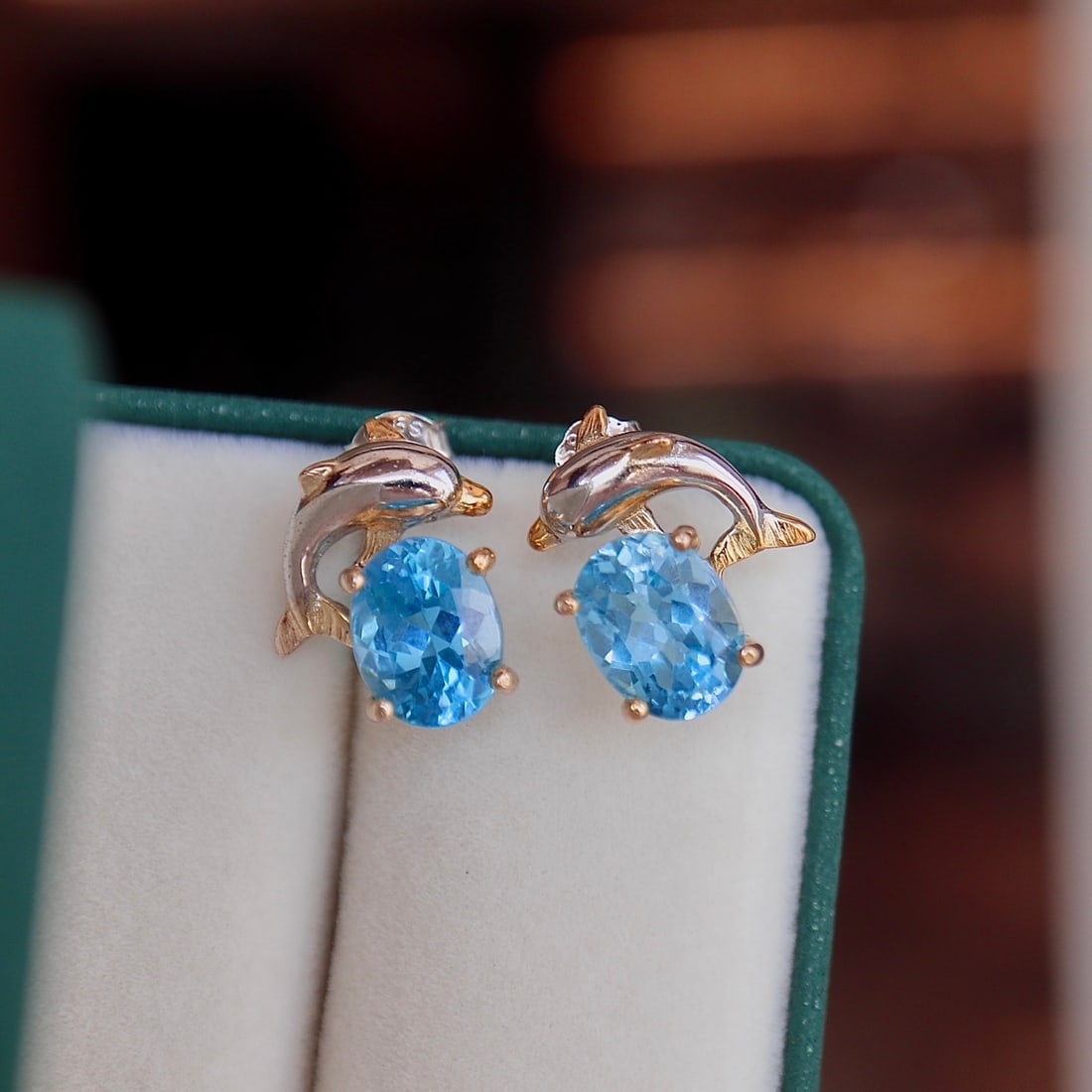S925 Silver Natural Topaz Earrings: These natural topaz earrings feature a soothing Swiss blue hue. Crafted with precision in S925 silver, the Panyu craftsmanship ensures perfection in every detail, imparting a luxurious jewelry feel.