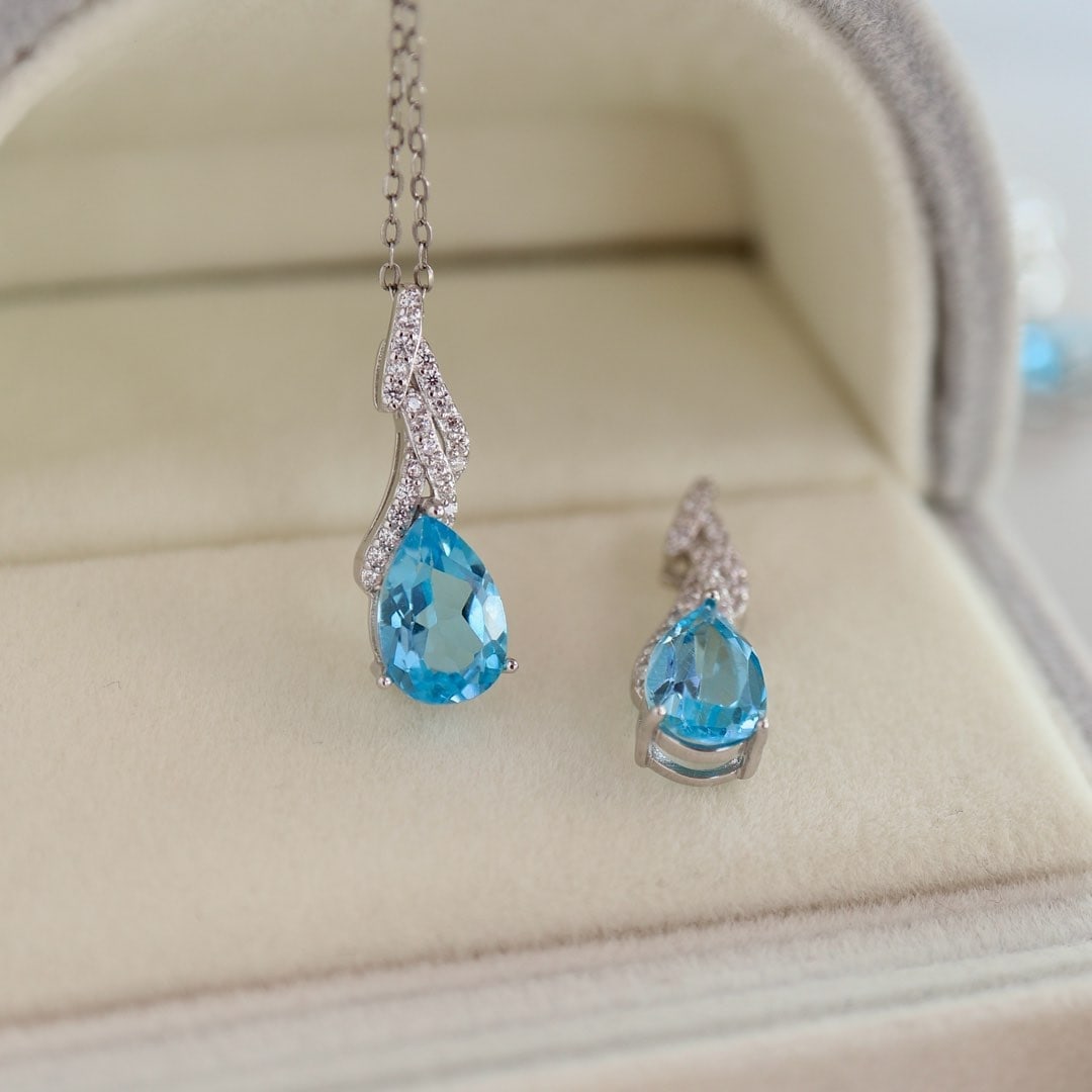 S925 Silver Natural Topaz Pendant: This pendant features a natural topaz set in S925 silver, showcasing a soothing sky blue hue. The large diameter main stone measures 8*6mm, perfectly highlighting the rich golden luster and cool white