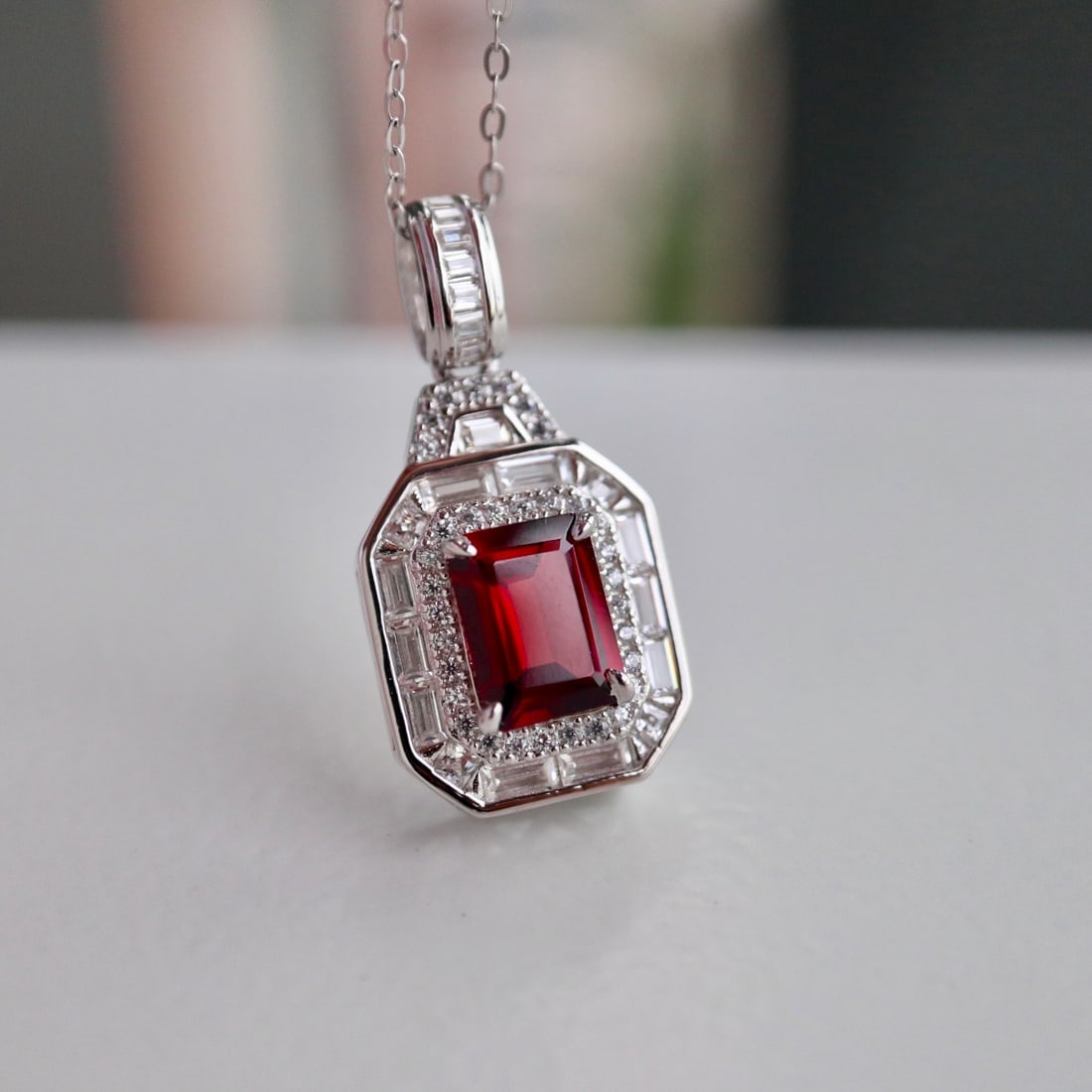 S925 Silver Natural Garnet Pendant: This pendant features a natural garnet set in luxurious S925 silver, showcasing a perfect blend of rich gold and cool white. The glassy texture and beautiful color of the garnet enhance the elegance a