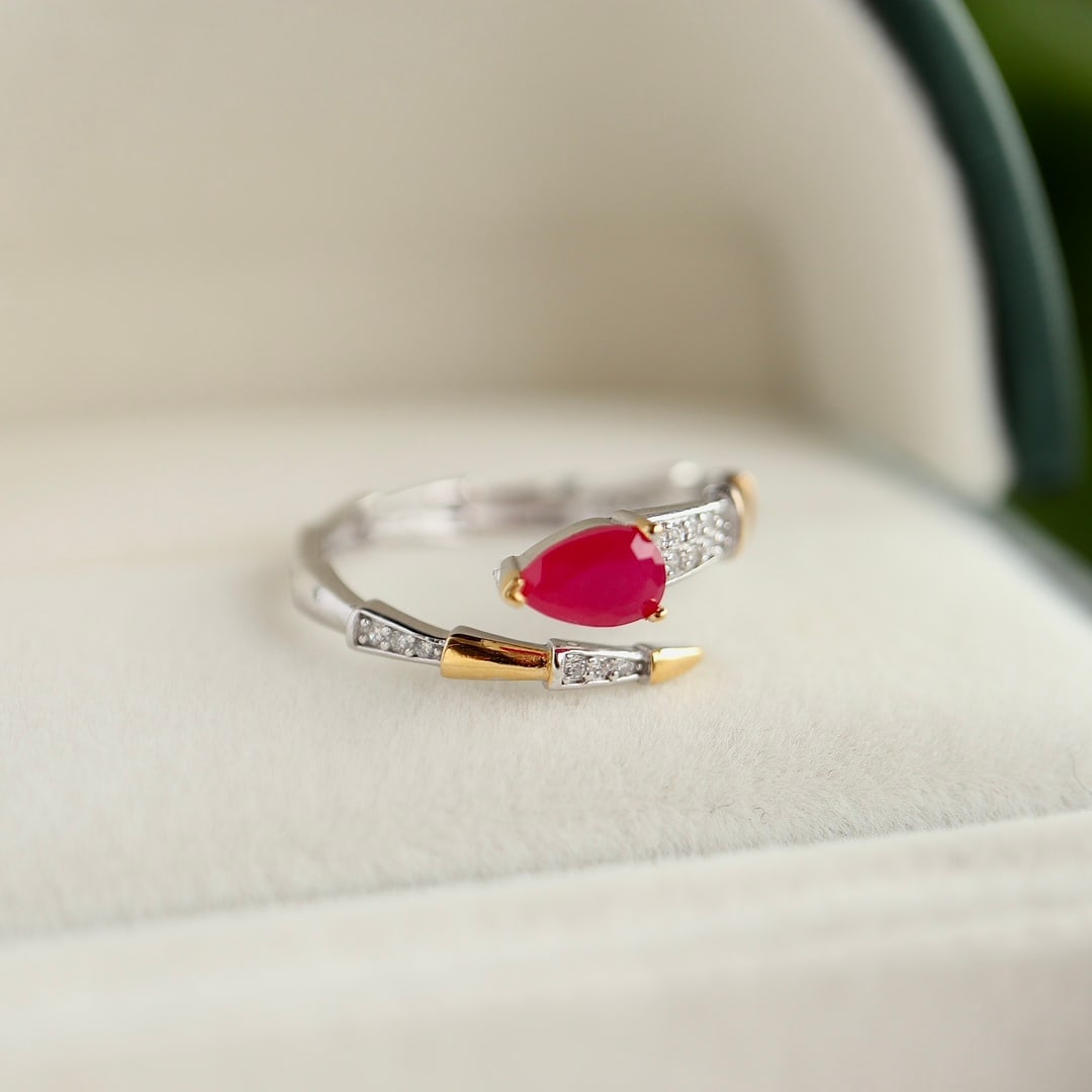 Sterling silver natural ruby ??ring: This ring features a natural ruby ​​with a two-tone finish of rich gold and cool white, its pigeon-blood red hue particularly captivating. The large-diameter gemstone, its extremely minor 