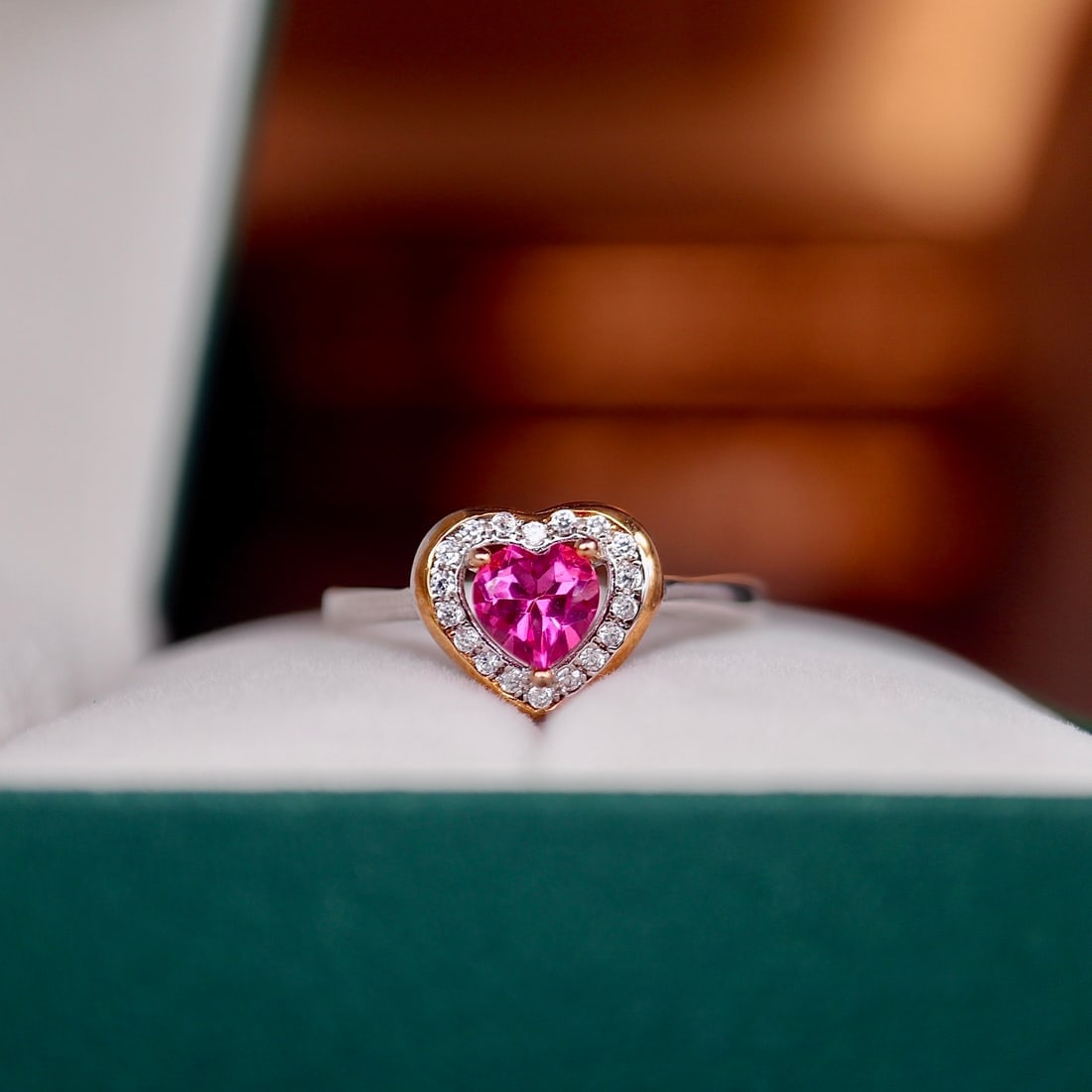 S925 Silver Natural Pink Topaz Ring: This ring features a natural pink topaz set in S925 silver, exuding a soothing hue. The luster and texture of the pink topaz perfectly combine to showcase the jewelry's elegance. Specifications: Main