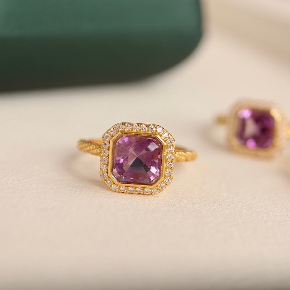 S925 Silver Natural Amethyst Ring: This natural amethyst ring is set in S925 sterling silver and plated with 18k gold, showcasing a rich golden luster and a cool white texture. The large amethyst, approximately 8mm in diameter, has