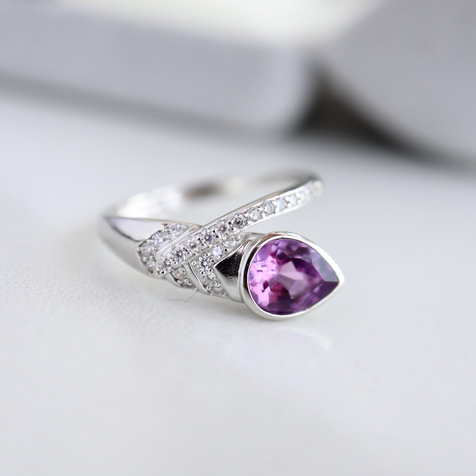 S925 Silver Natural Amethyst Ring: This natural amethyst ring features luxurious setting craftsmanship, showcasing a perfect blend of rich gold and cool white. The large diameter amethyst, cut with diamond precision, boasts a nearly fl