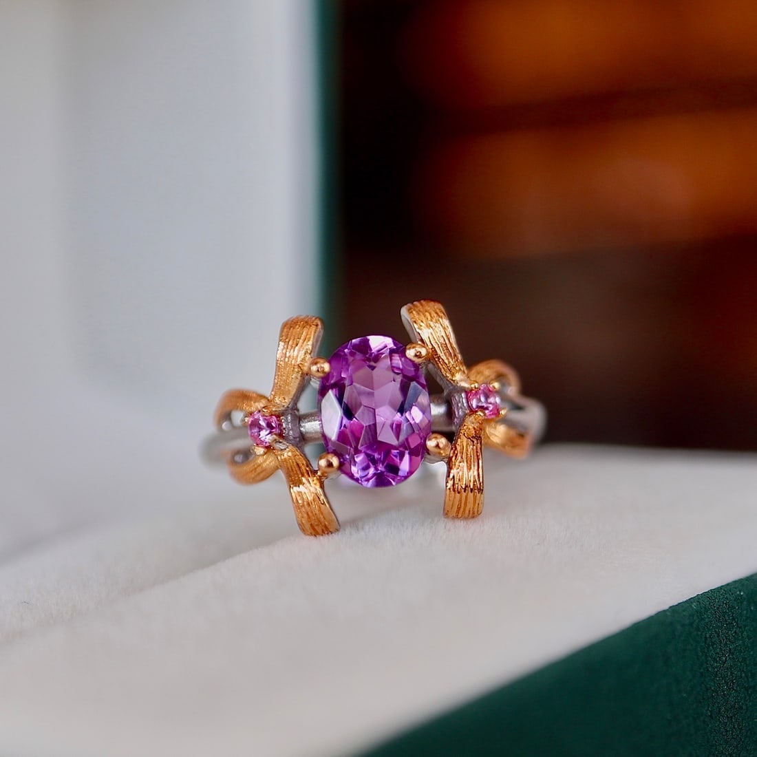 S925 Silver Natural Uruguayan Amethyst Ring: This ring features a natural Uruguayan amethyst, showcasing a rich gold and cool white dual-tone luster. Set in S925 silver, it highlights exquisite Italian dual-tone craftsmanship. The large 8mm diam