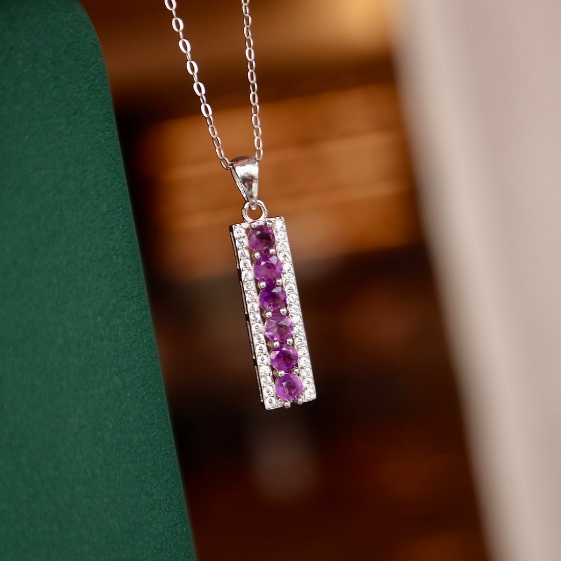 S925 Silver Natural Amethyst Pendant: This pendant features natural 5A-grade amethyst as the main stone, meticulously set in S925 silver. The cool white luster of the amethyst perfectly complements the rich gold tones, showcasing a simple