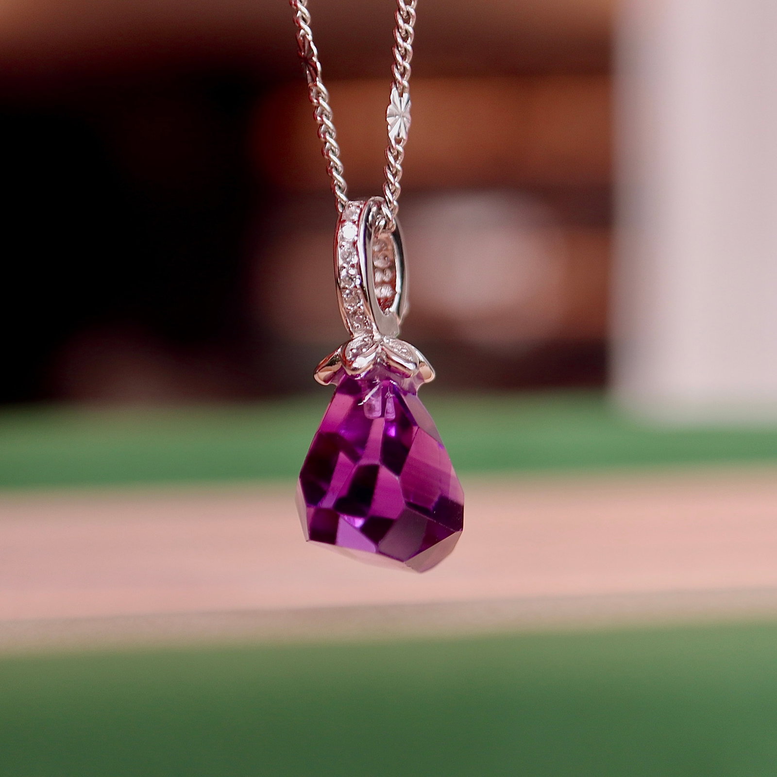 S925 Silver Natural Uruguayan Amethyst Pendant: This pendant features a natural Uruguayan amethyst set in S925 silver, exuding a rich royal purple hue that imparts elegance and nobility. The faceted design allows the amethyst to sparkle in the