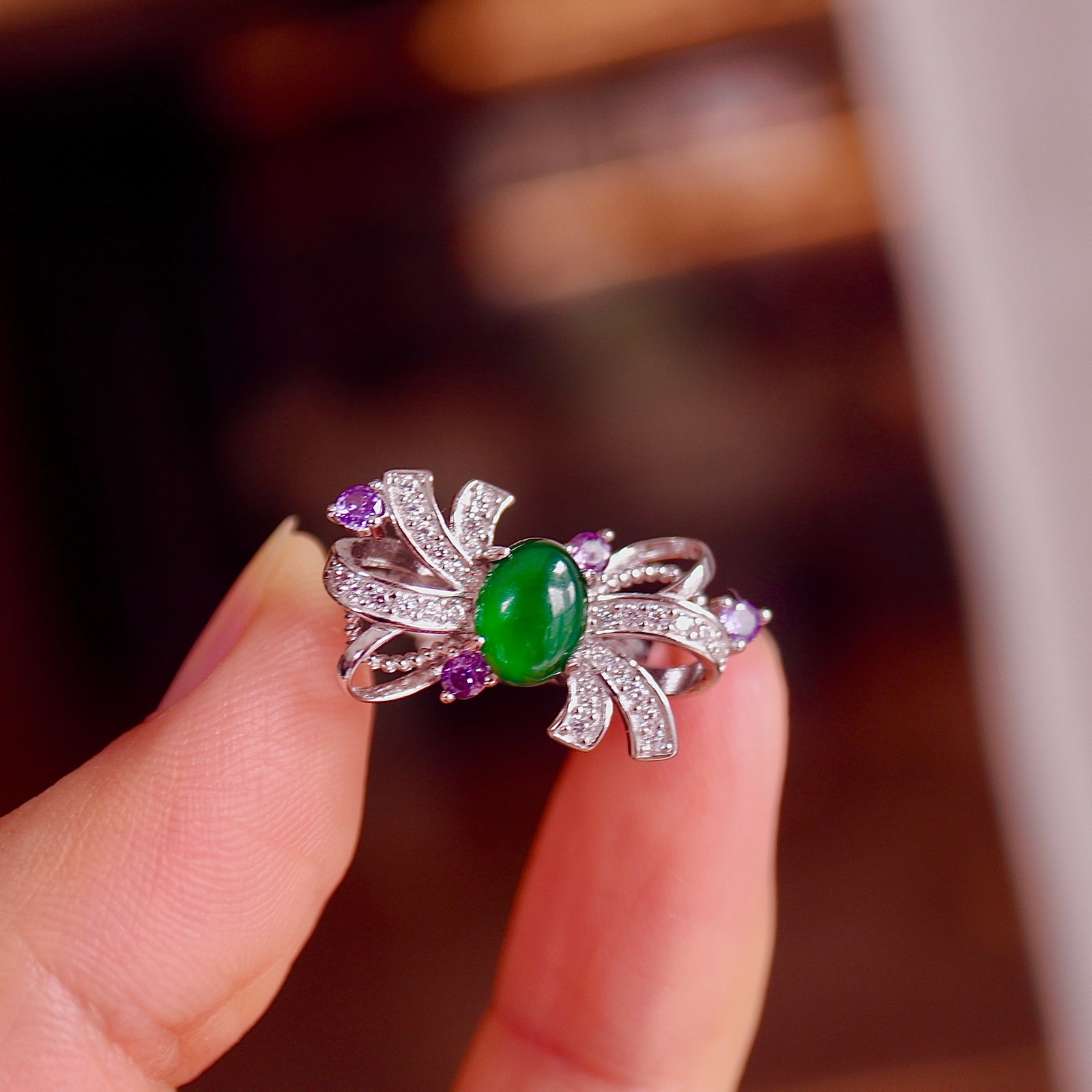 S925 Silver Natural Jadeite Ring: This natural jadeite ring is set in S925 sterling silver, showcasing a rich golden hue and cool white luster. The main jadeite stone is oval-shaped, a royal green color, and of the dragon stone variet