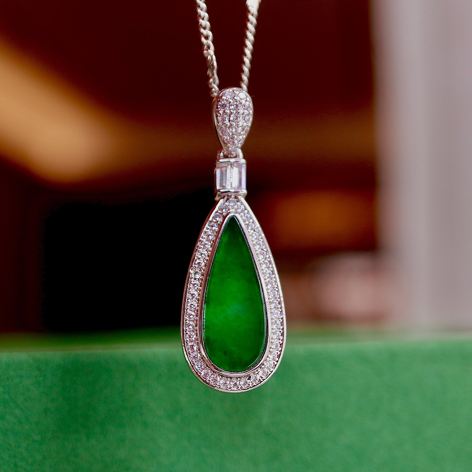 Natural jade pendant: This natural Imperial Green Jade pendant is renowned for its rich golden hue and cool white luster. The large diameter teardrop design showcases a nearly flawless round texture, simple yet elegant. Re