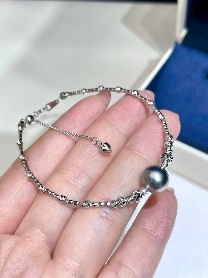 Saltwater Pearl Bracelet: This necklace features natural saltwater pearls, 8-9mm in diameter, displaying a rich gold and cool white luster. The large diameter and extremely minor blemishes, along with their perfectly round sha