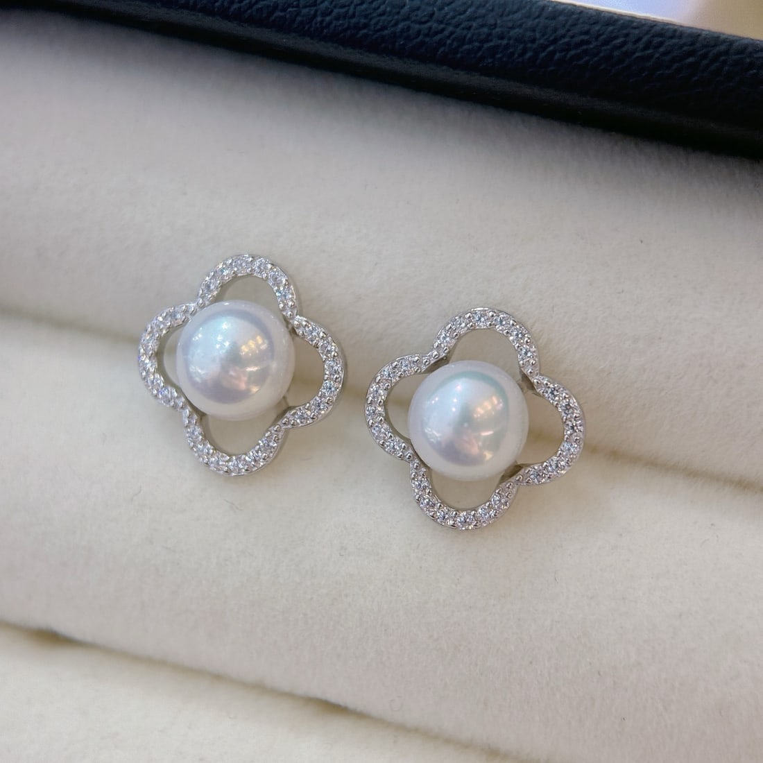 Sterling Silver Freshwater Pearl Earrings: These earrings feature natural freshwater pearls as the main stones, with a diameter of 6-7mm, showcasing an aurora-like cool white luster. Each pearl is meticulously selected to ensure minimal blemis