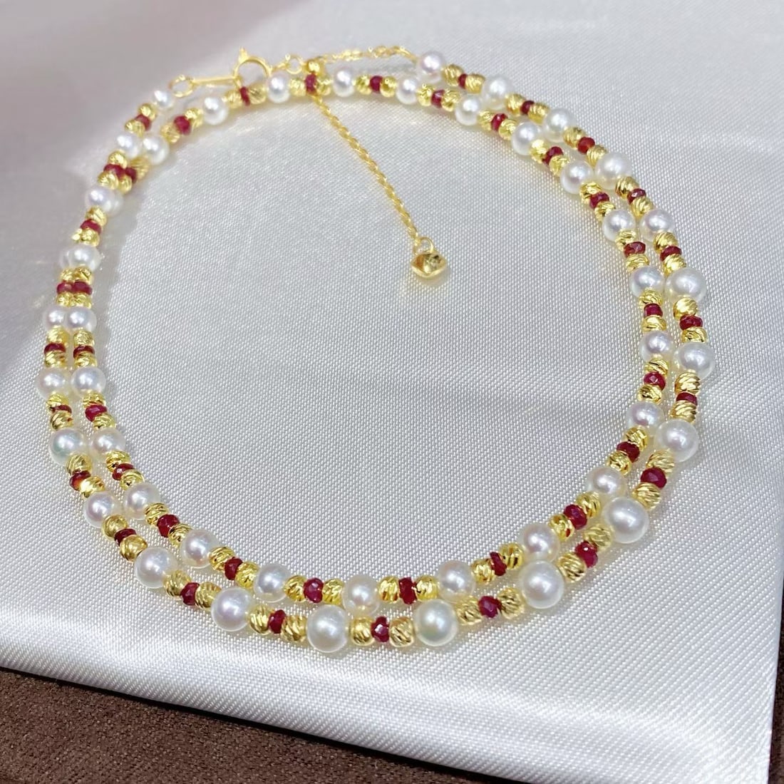 925 Silver Natural Freshwater Millet Pearl Ruby Necklace: This necklace perfectly combines natural freshwater millet pearls with rubies, showcasing a unique blend of rich gold and cool white textures. The pearls' minimal blemishes and perfect roundness, pair