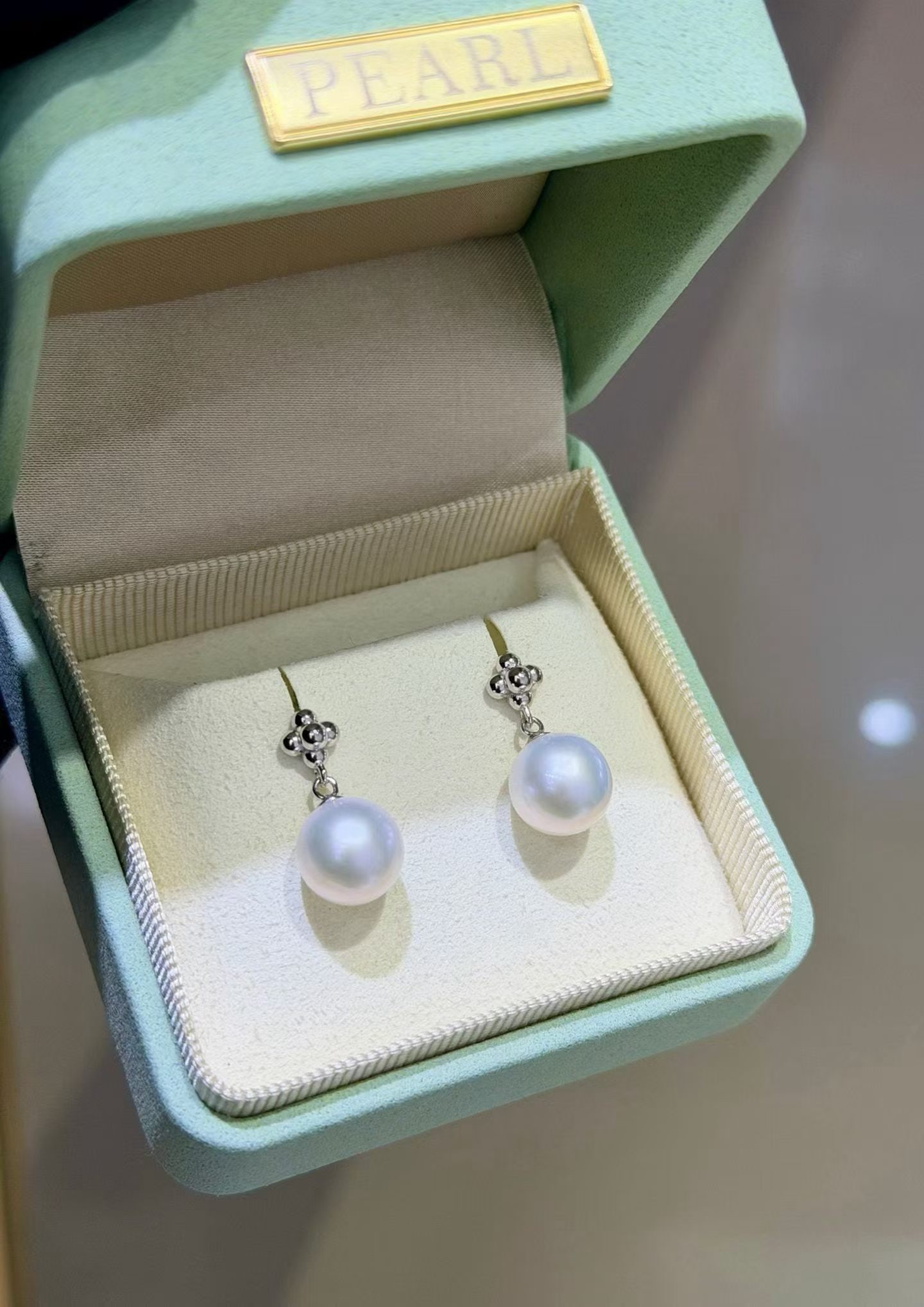 Sterling Silver Natural Pearl Earrings: These earrings feature natural pearls with a perfectly round, aurora-like sheen, virtually flawless. Their large diameter enhances the pearls' cool white hue, making them suitable for various occasion