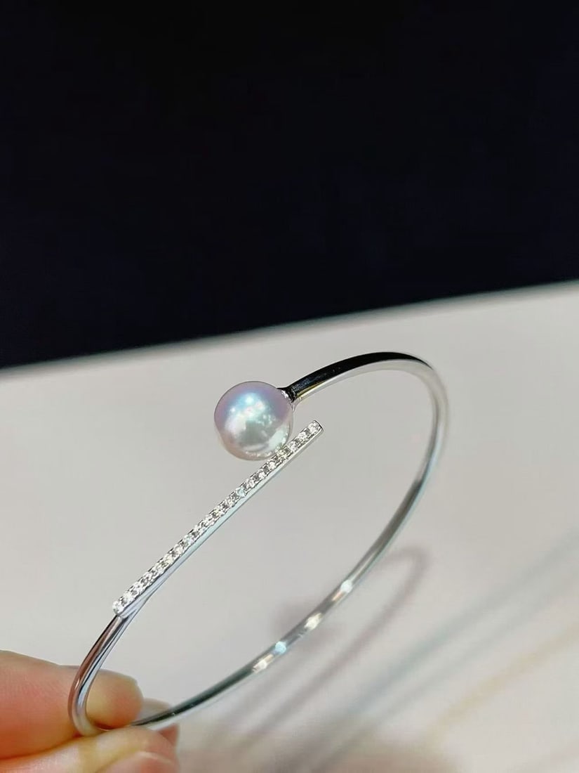 Sterling Silver Natural Freshwater Pearl Bracelet: This bracelet is crafted from sterling silver and set with natural freshwater pearls. The pearls, measuring 8-9mm in diameter, are perfectly round with minimal blemishes. They exhibit a radiant luster