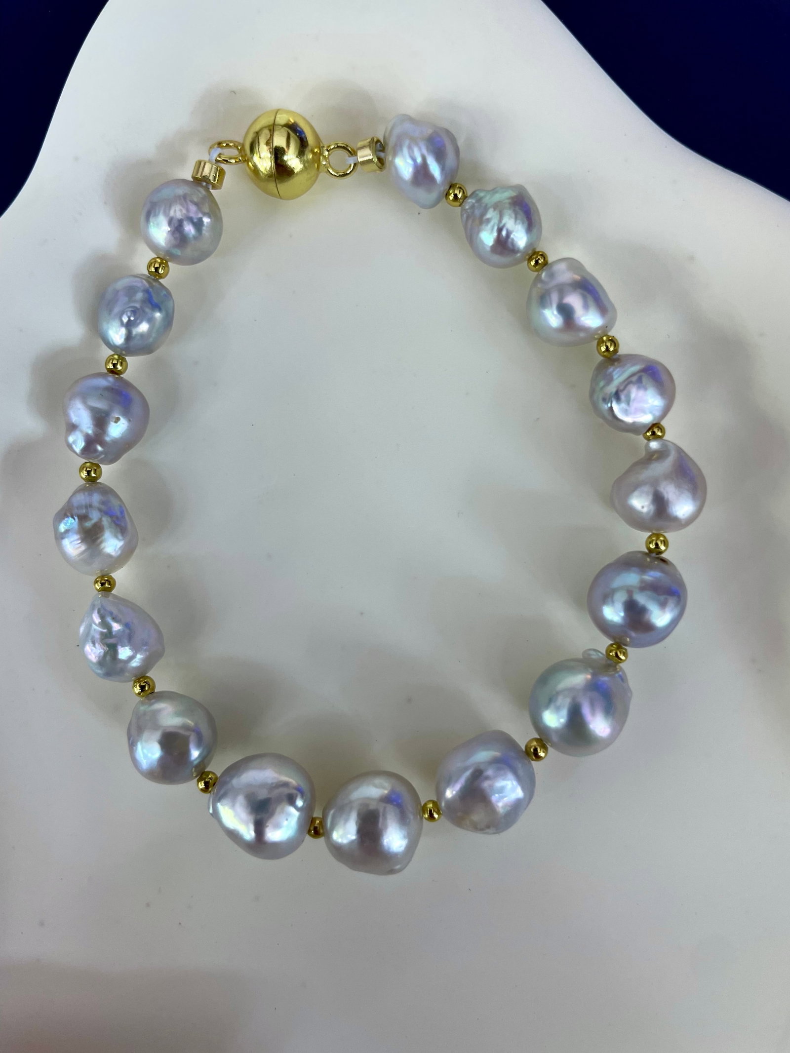Natural pearl bracelet: This bracelet features natural uncolored pearls, showcasing a strong luster and the unique beauty of full micro-Baroque style, exuding an air of sophistication. The pearls measure between 7-8mm in dia