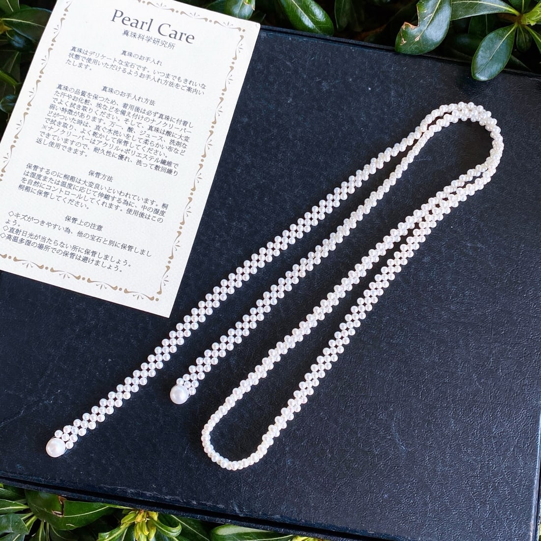 Natural Pearl Sweater Necklace: This sweater necklace combines natural pearls with exquisite hand weaving, exuding an elegant French charm. The gentle luster of the pearls subtly shines at the neckline, perfect for both everyday wea