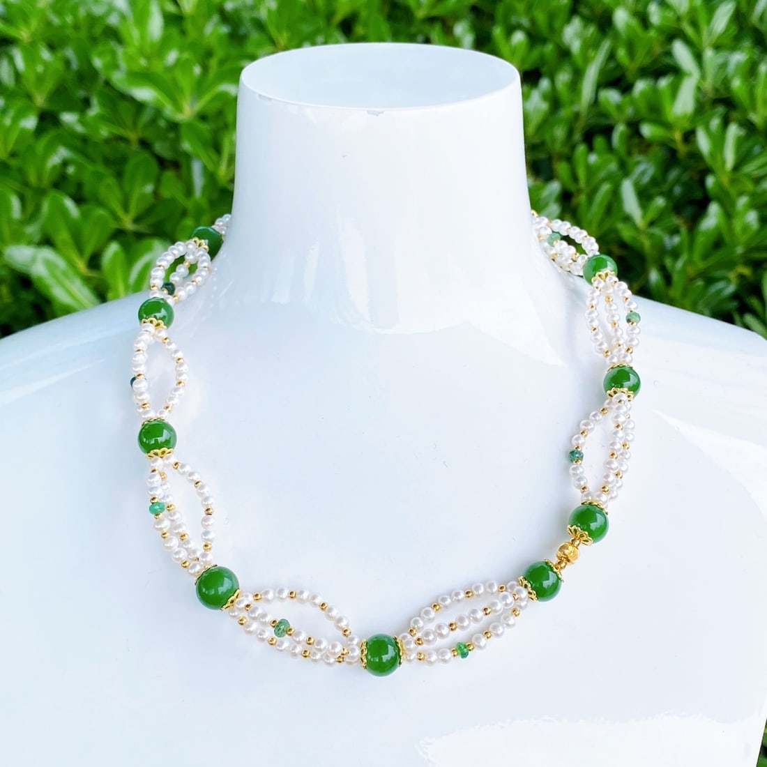 Natural Pearl Necklace: This necklace features a modern Chinese design with exquisite weaving craftsmanship, showcasing a rich green and lustrous elegance. The natural Aka gemstones, with their silver cool sheen and nearly f