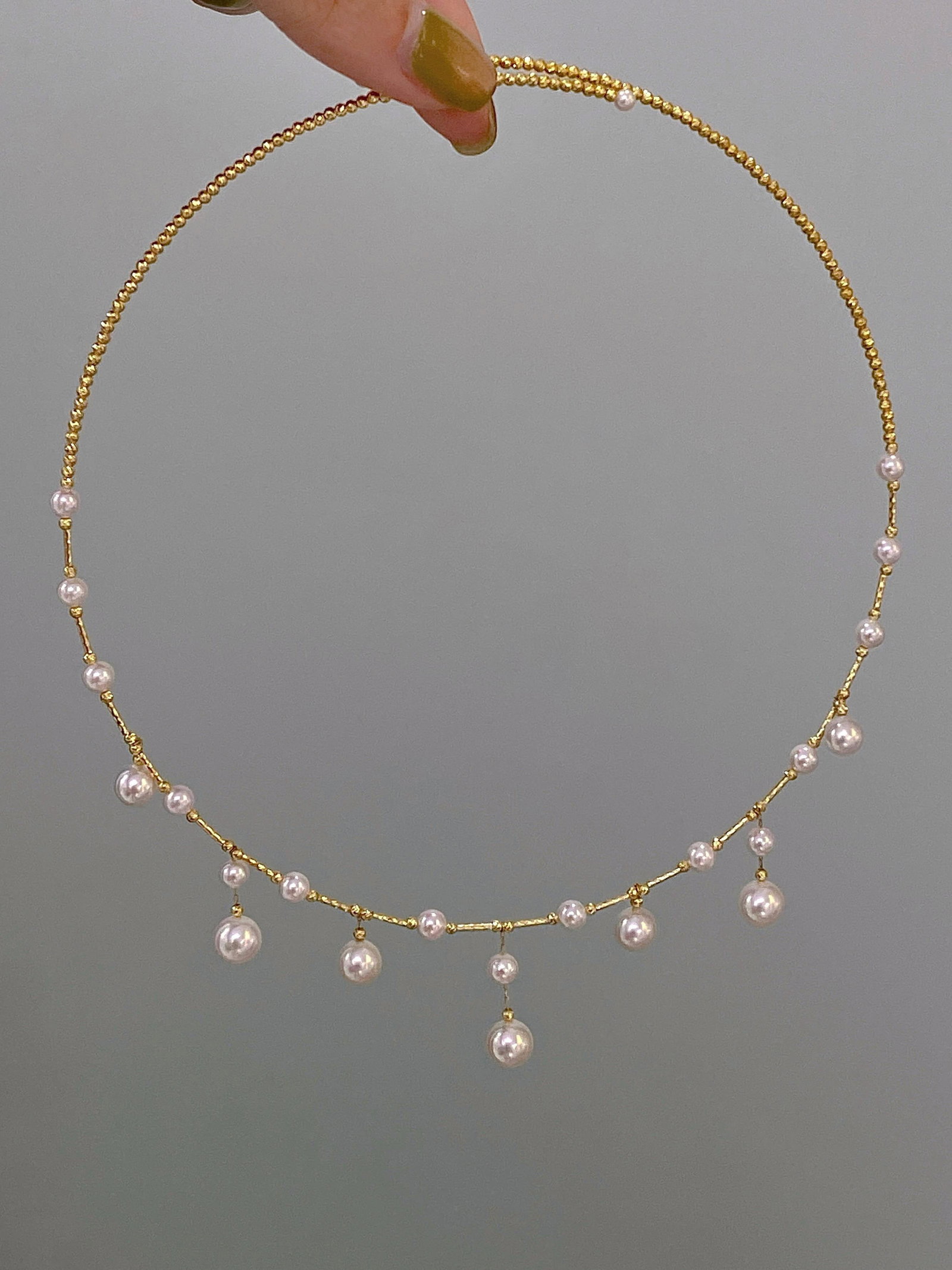925 Sterling Silver Natural Akoya Pearl Choker: This 925 sterling silver Akoya pearl choker from the Starry Series exudes elegance and refined luxury, making it a standout choice for important occasions. The pearls, with a diameter of 4-8mm, displa