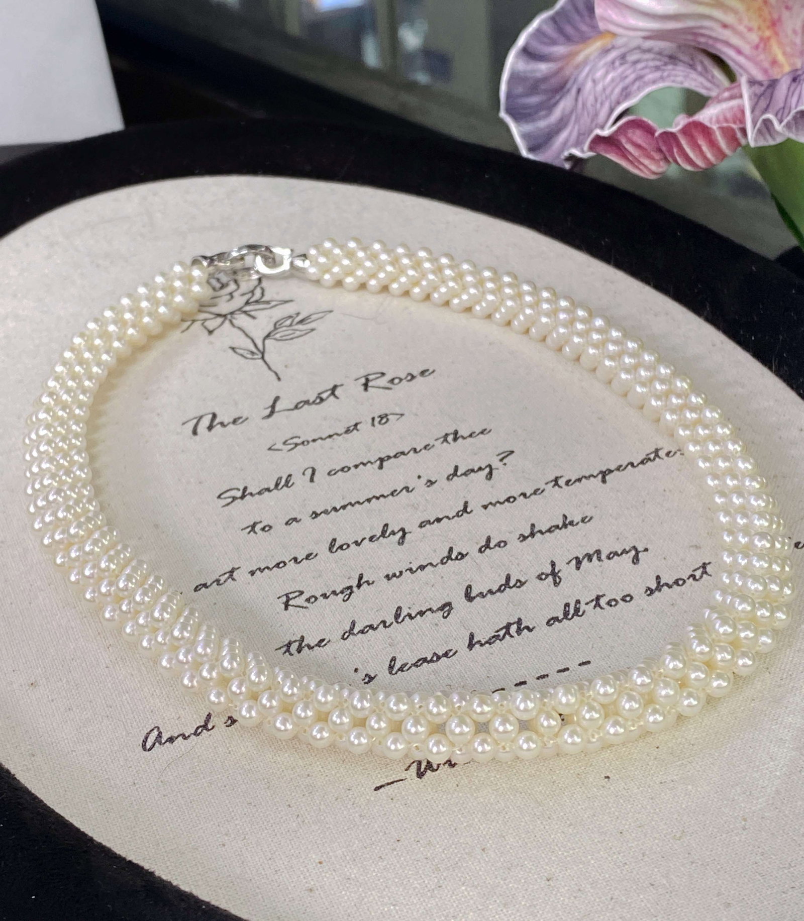 Freshwater Pearl Necklace: This necklace features natural freshwater pearls in a perfect round shape, showcasing a cool white luster. Each pearl is carefully selected to ensure minimal blemishes. The necklace is crafted with me