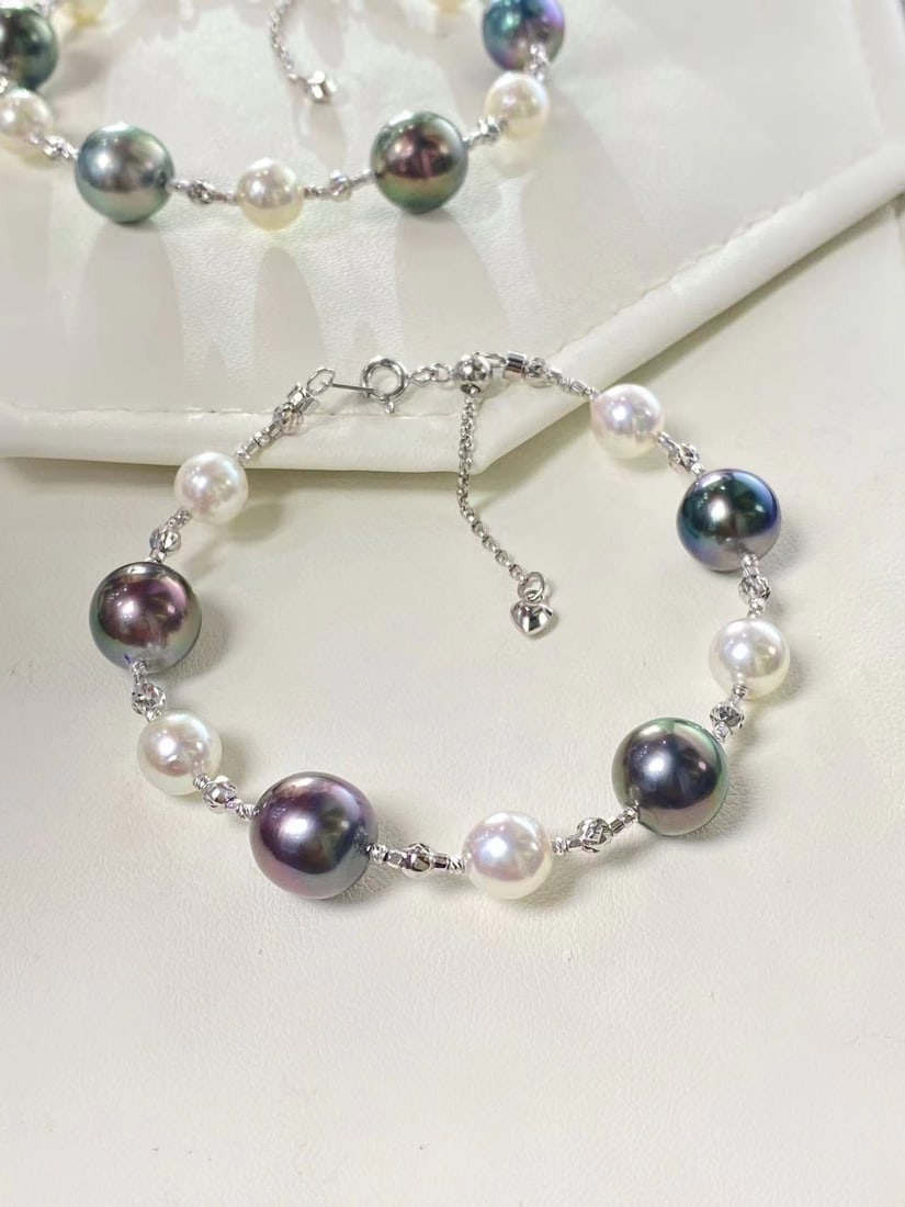S925 Silver Natural Pearl Bracelet: This bracelet features a classic black and white color scheme with a starry design, creating a unique visual effect. Crafted with S925 silver and natural pearls, it exudes a rich golden and cool white