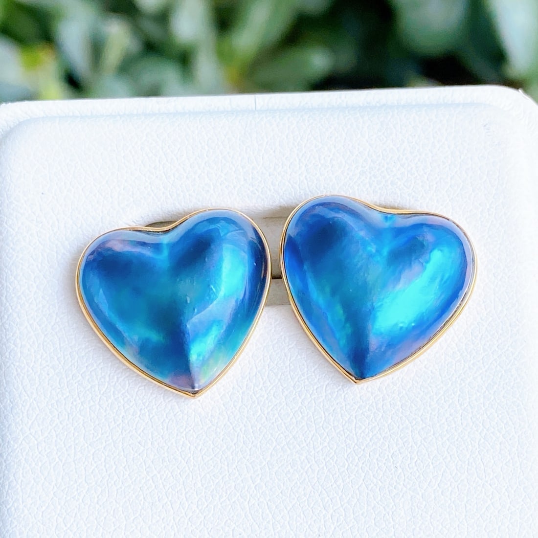 925 Silver Natural Mabe Pearl Earrings: These earrings feature 925 silver settings, showcasing the natural Mabe pearl's cool white luster and rich golden texture. The large heart design, with its nearly flawless surface and perfect round sh