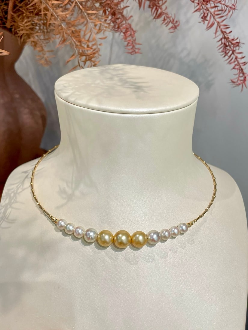 18K Gold Seawater Pearl Necklace: This necklace features 18K gold with natural Akoya gradient South Sea golden pearls. Pearl diameter ranges from 6-10mm, showcasing rich golden and cool white hues. The pearls have a smooth, lustrous s