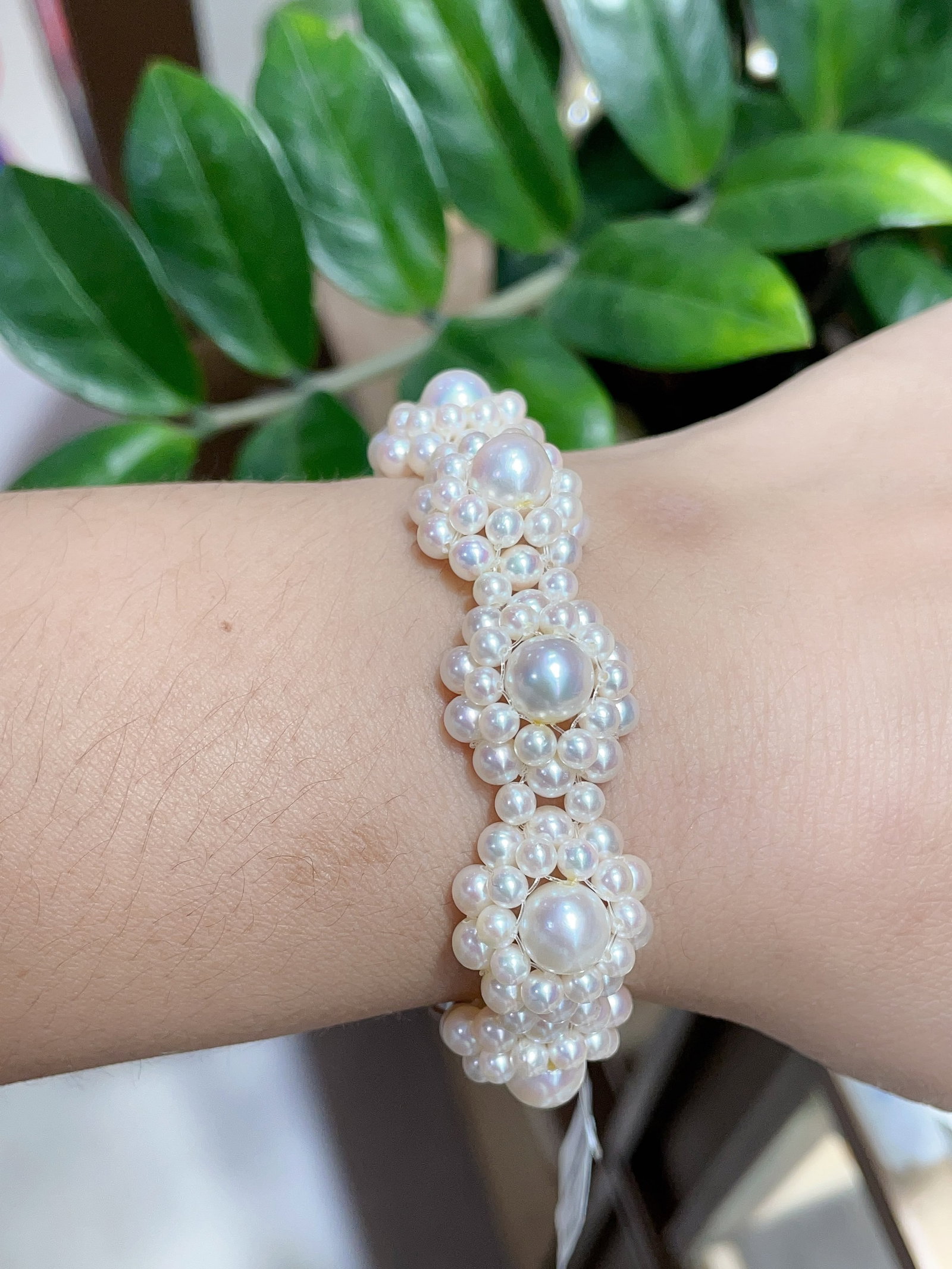 Natural Freshwater Pearl Bracelet: This natural freshwater pearl bracelet stands out with its rich golden hue and cool white luster. The pearls are large in diameter, with minimal blemishes, showcasing a stunningly perfect round shape.