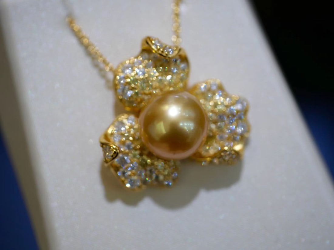 Natural Perfect Round Gold Pearl Pendant: This pendant features an 11.5mm perfect round gold pearl, showcasing flawless quality and luxurious luster. The color and sheen are exceptional, exuding a sense of opulence. Crafted with s925 fine sil